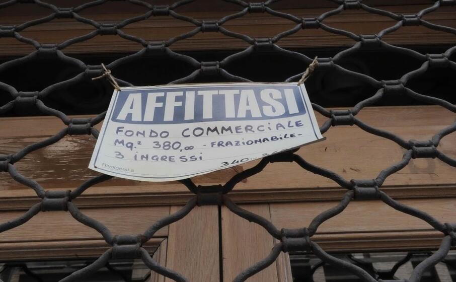 un negozio chiuso (ansa)