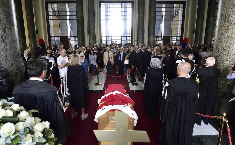 il feretro di francesco saverio borrelli nella camera ardente allestita a palazzo di giustizia