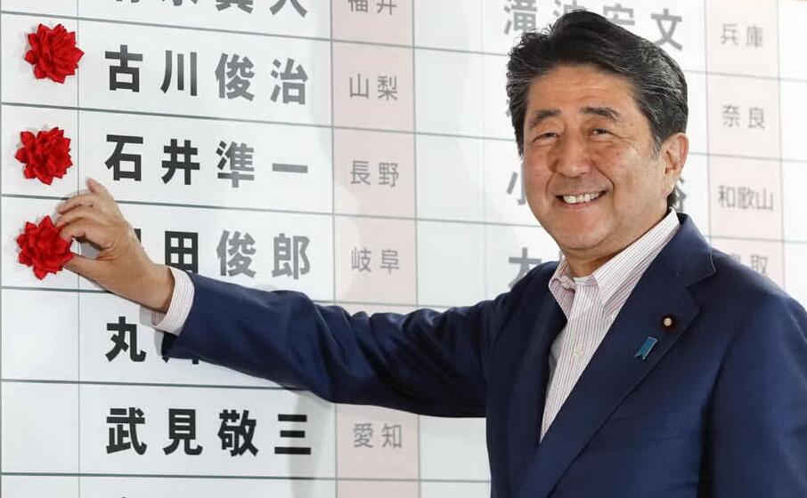 il premier giapponese shinzo abe (ansa)