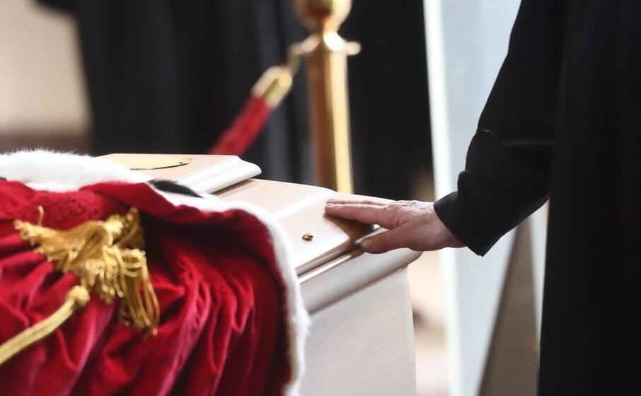 in tanti hanno voluto rendere l ultimo saluto all ex procuratore di milano