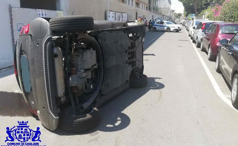 l auto rovesciata sul fianco sinistro (foto polizia locale)