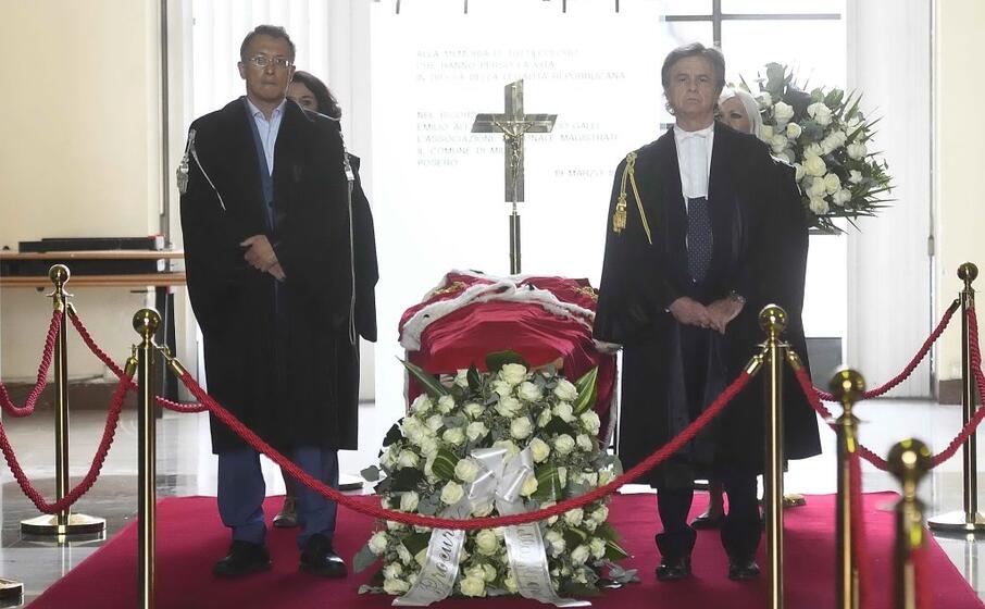 molti magistrati si sono alternati accanto alla bara