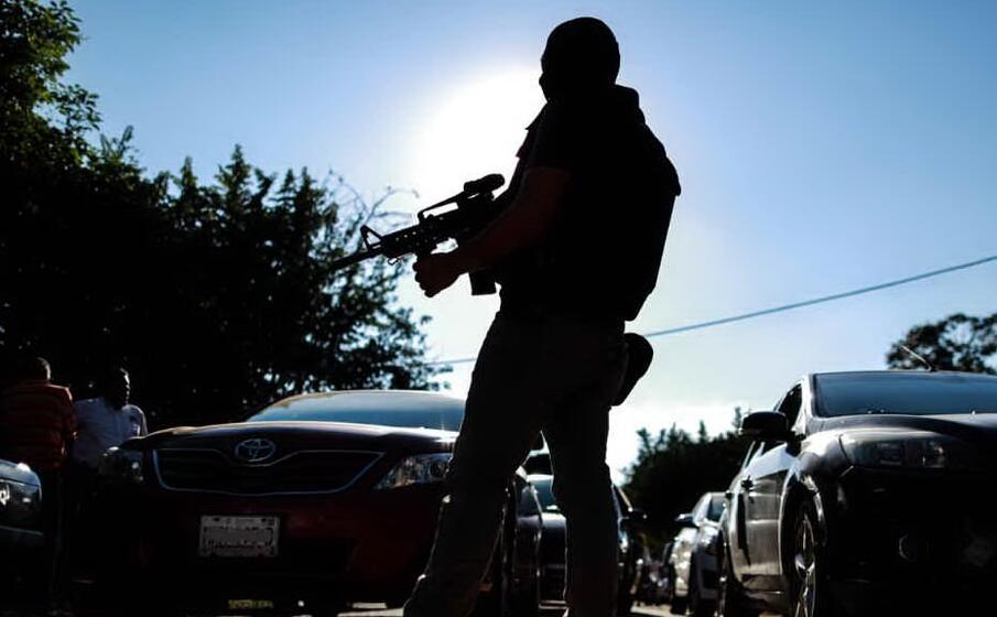 polizia in azione ad acapulco (ansa)