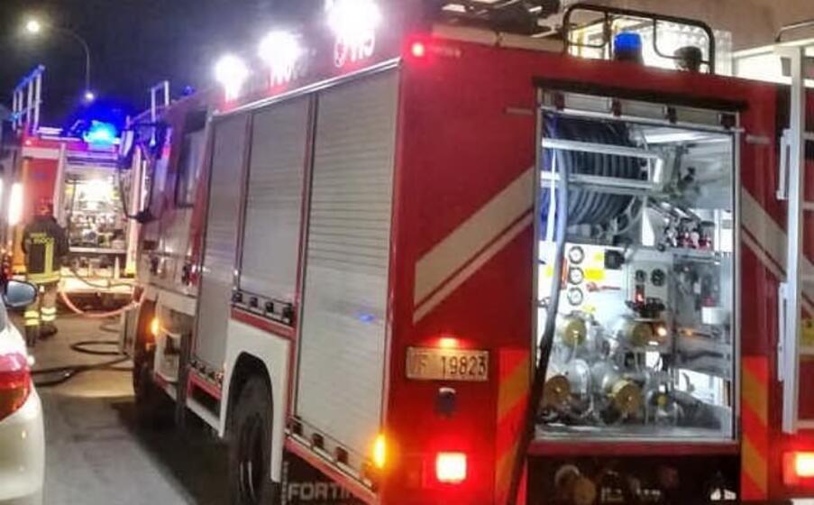 sul posto anche i vigili del fuoco (foto elia sanna)