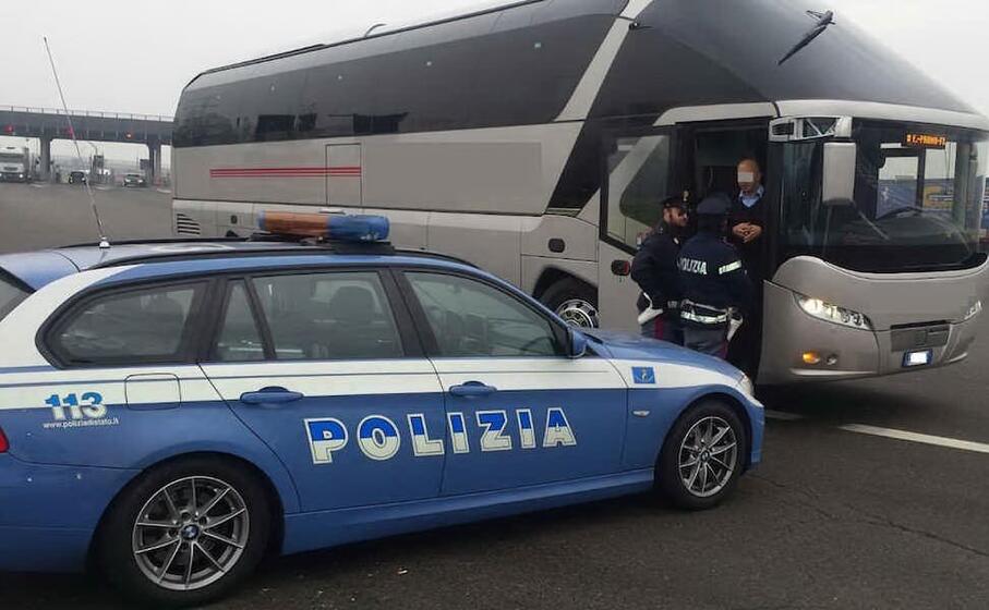 un controllo della polstrada (foto polizia stradale)