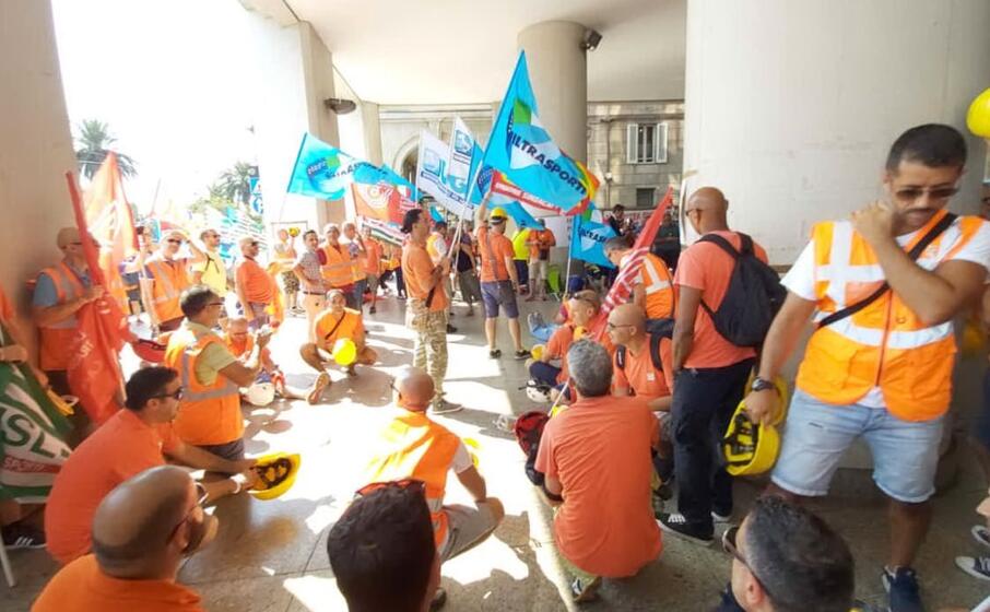 a guidare la manifestazione le principali rappresentanze sindacali