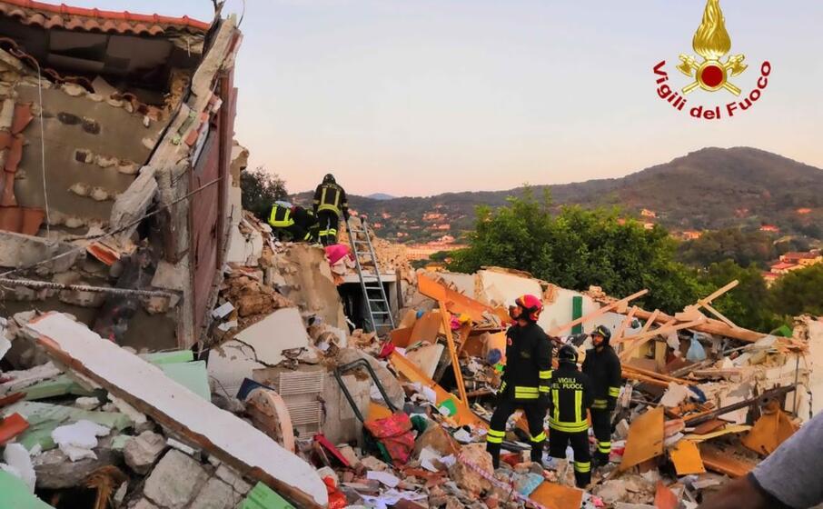 (foto vigili del fuoco via ansa)
