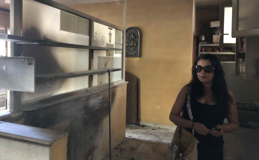 francesca corda all interno della pizzeria devastata dalle fiamme partite da un cortocircuito (foto l unione sarda murgana)