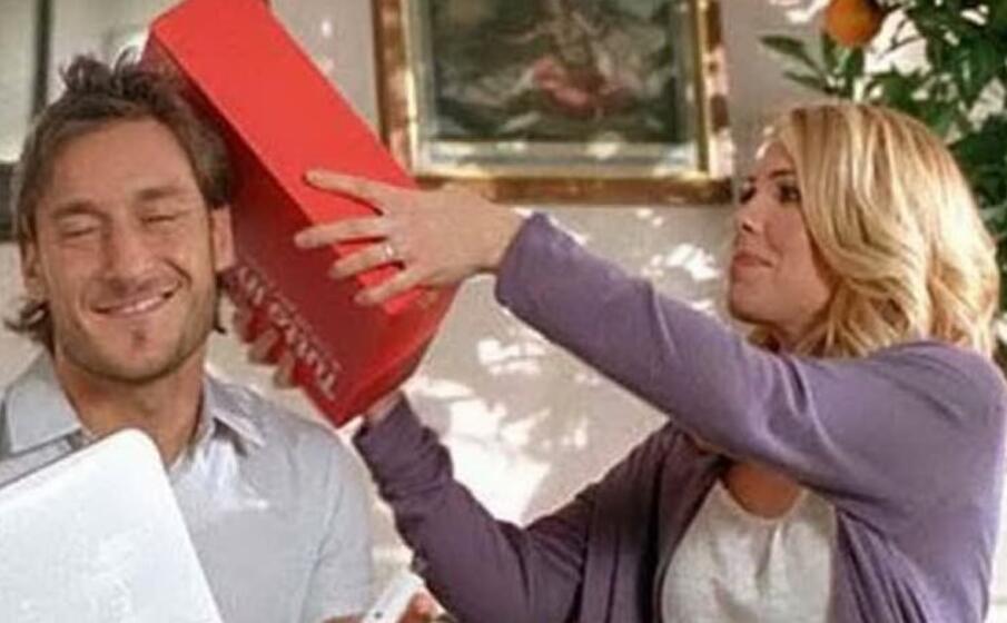 francesco totti e ilary blasi in uno spot di qualche anno fa (foto da frame video)
