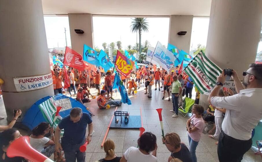 la protesta dei lavoratori (foto inviata da mariano paba)