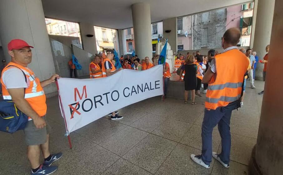 la richiesta di riaprire la vertenza che vede a rischio centinaia di posti
