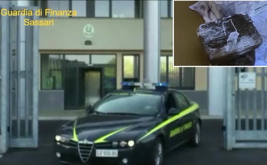 le fiamme gialle e nel riquadro la droga (foto guardia di finanza)