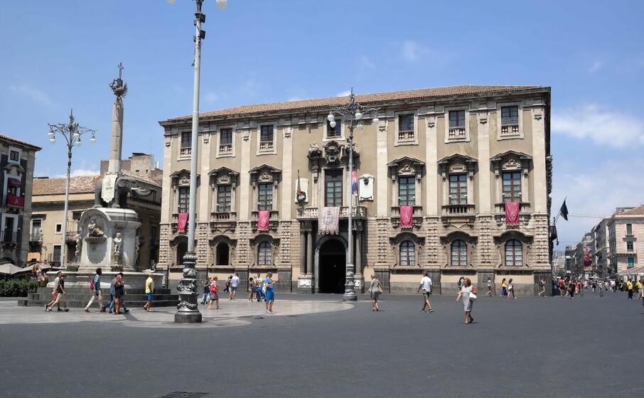 piazza del duomo a catania (foto wikipedia)