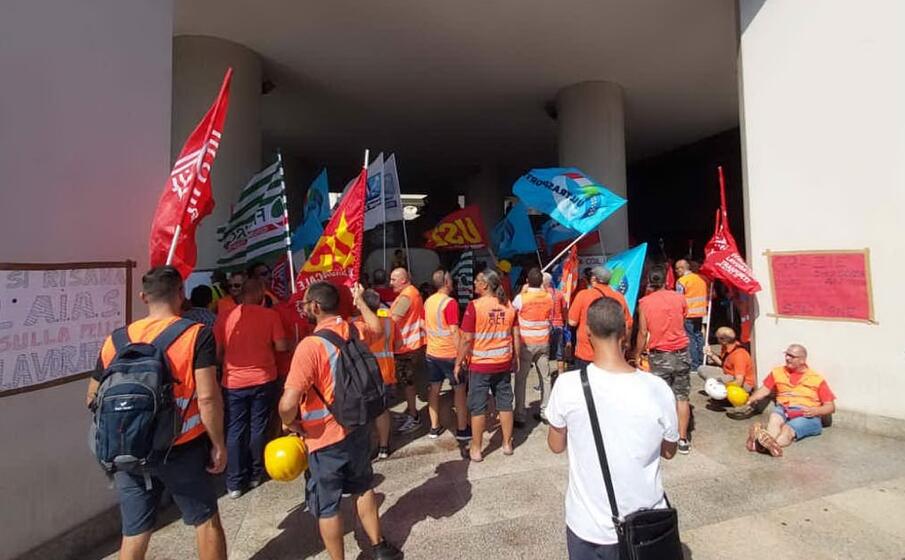 un altra immagine dei lavoratori in protesta