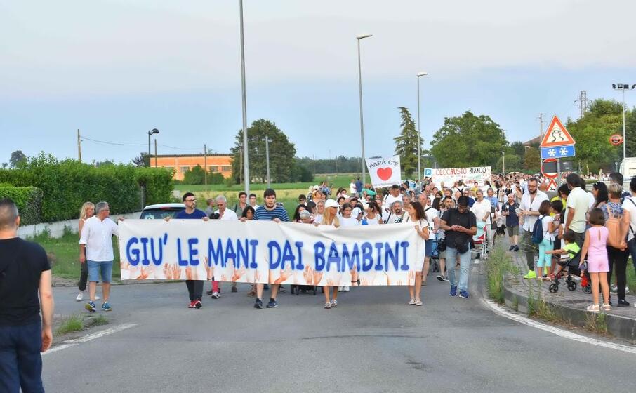 manifestazione a bibbiano (ansa)