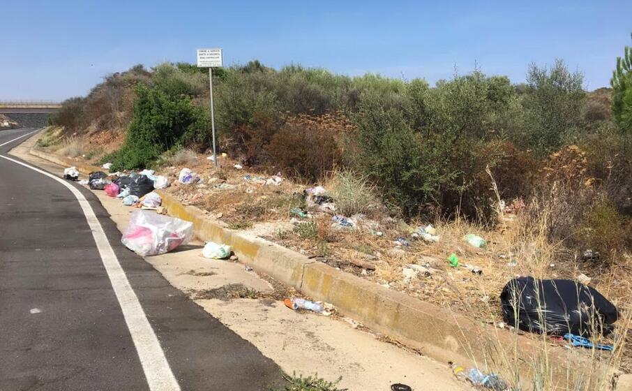 i rifiuti abbandonati lungo la sulcitana a sarroch (foto ivan murgana)