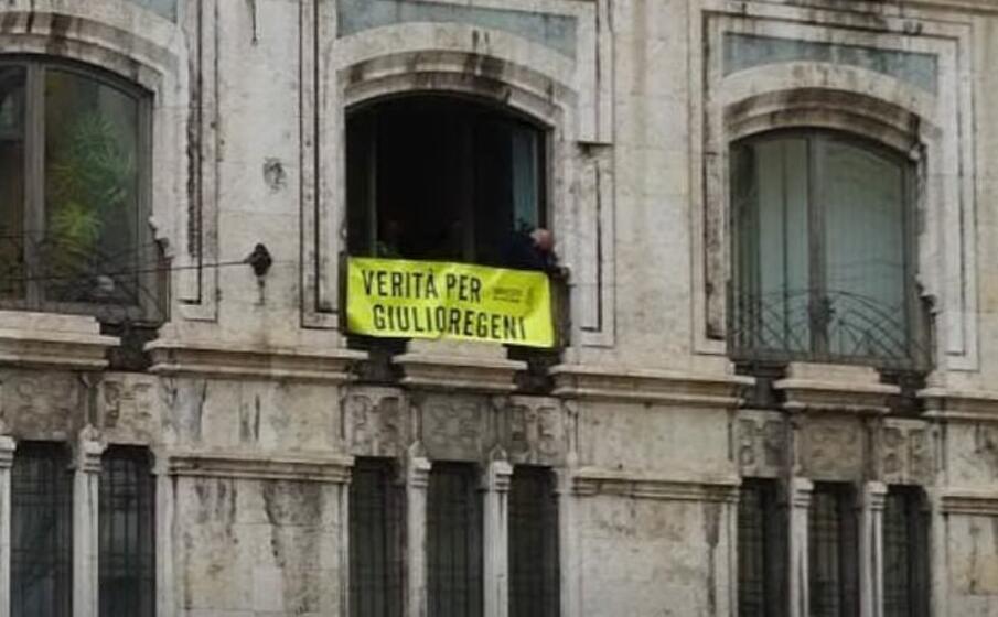 lo striscione rimosso (foto fb francesca ghirra)