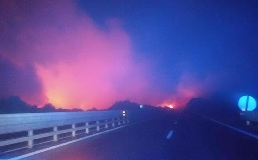 il rogo lungo la 131 (foto croce rossa nuoro)