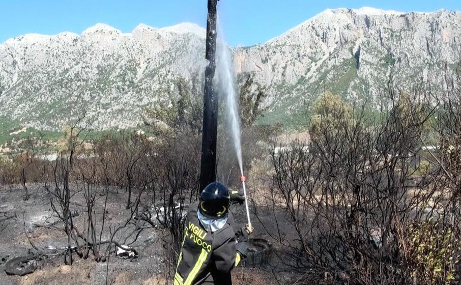 i danni del rogo (foto l unione sarda gual )