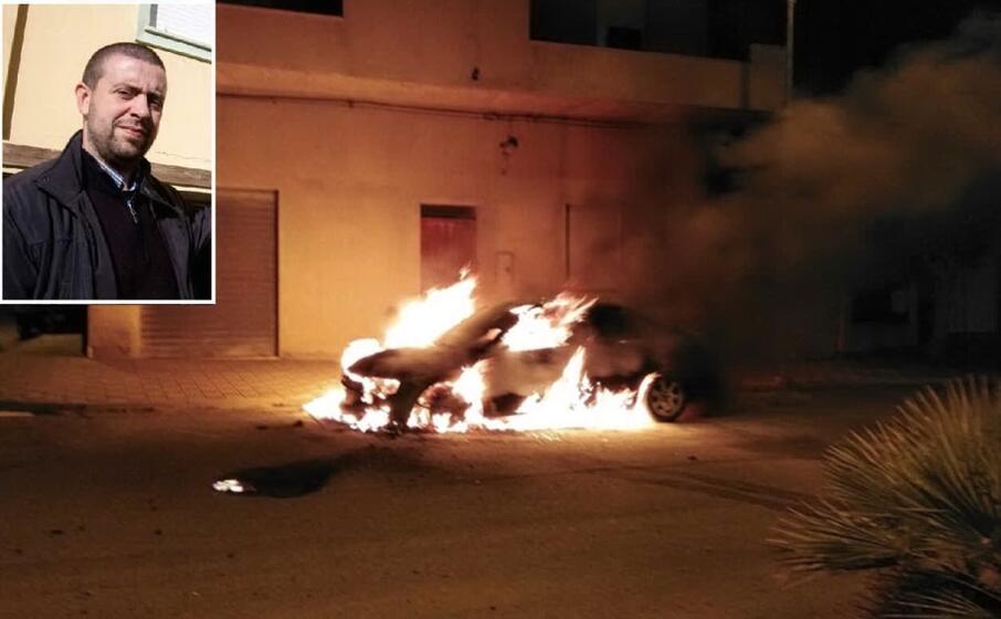 l auto incendiata (foto l unione sarda falchetto) nel riquadro il sindaco (archivio l unione sarda)