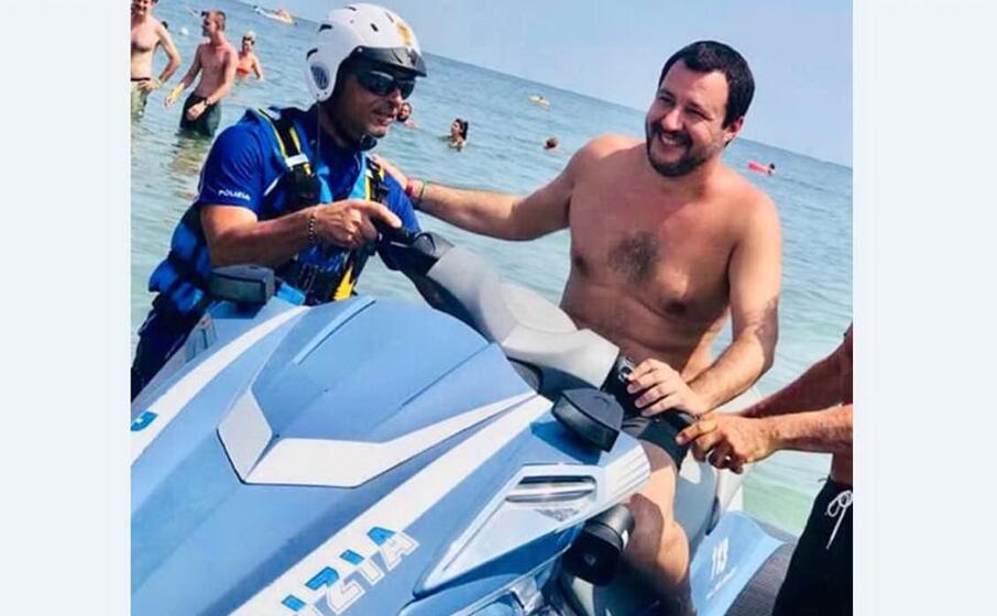 salvini al mare su una moto d acqua della polizia (ansa)