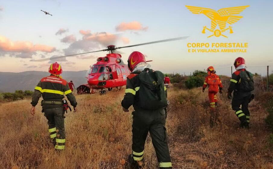 l equipaggio di uno dei mezzi anti incendio regionali (foto corpo forestale)