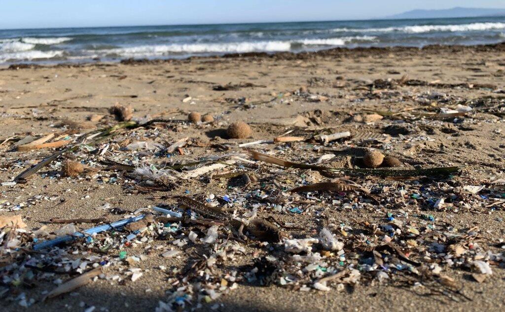 San Vero Milis La Spiaggia Di Is Benas Invasa Di Plastica