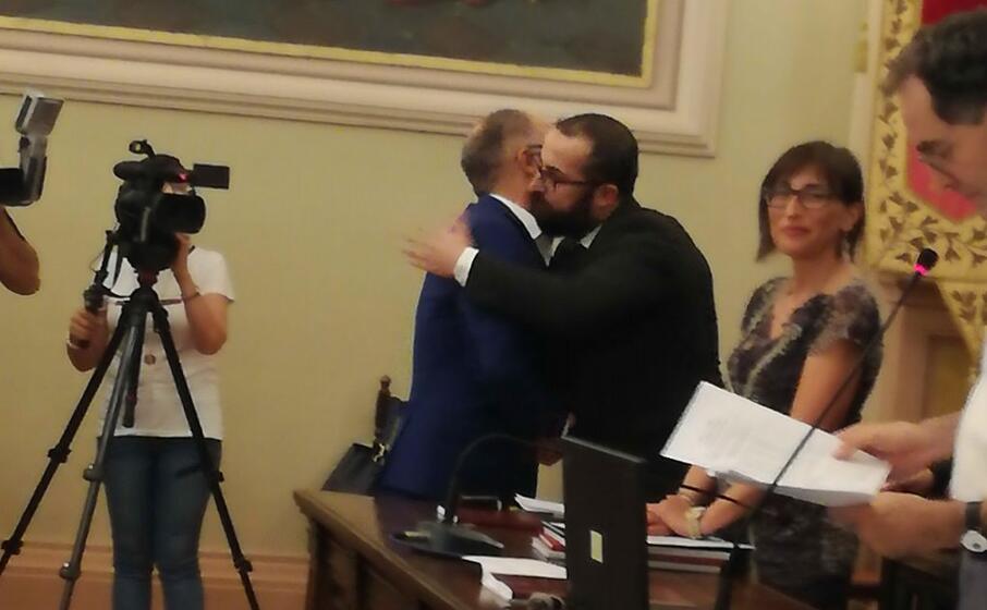 l abbraccio fra uno dei detenuti di spalle e il professore dell universit (foto universit di sassari)