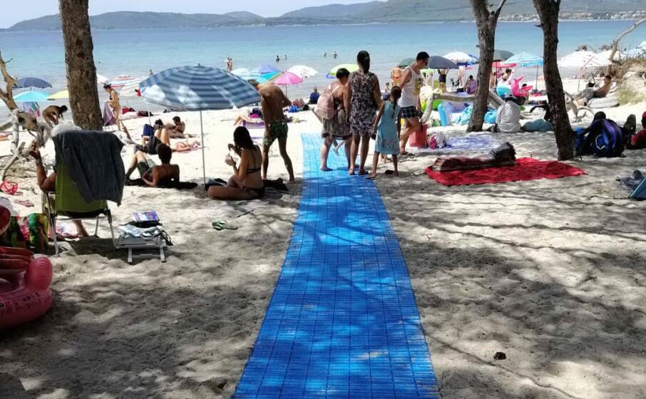 una passerella in spiaggia (foto l unione sarda fiori)