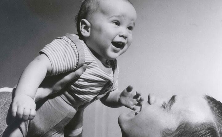 da neonato insieme a suo padre