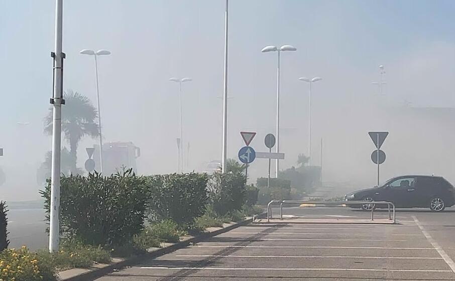 il fumo causato dall incendio alla corte del sole (foto l unione sarda vercelli)
