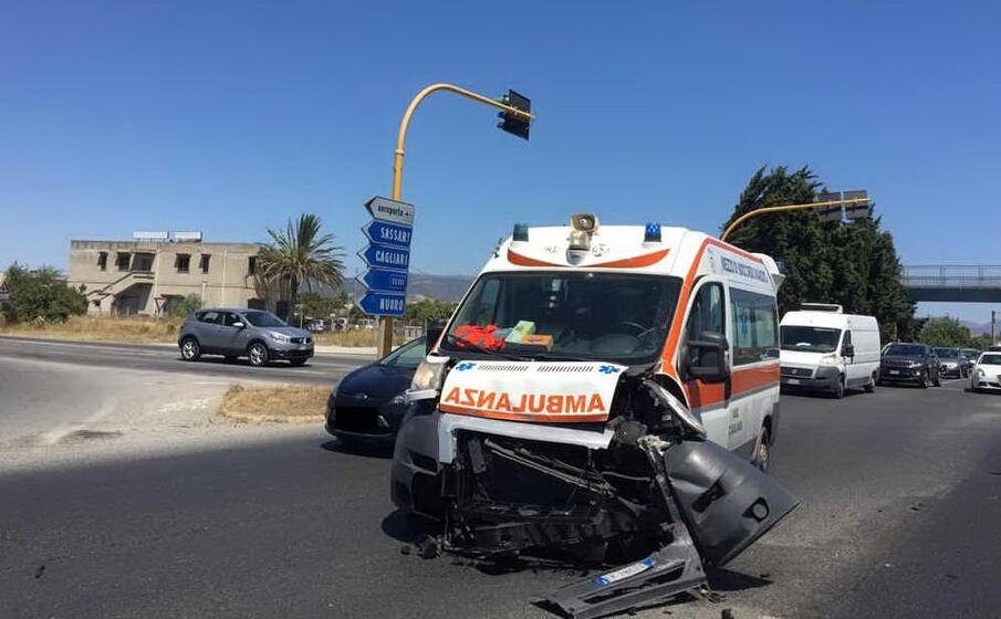 l ambulanza coinvolta nell incidente (foto l unione sarda manca)
