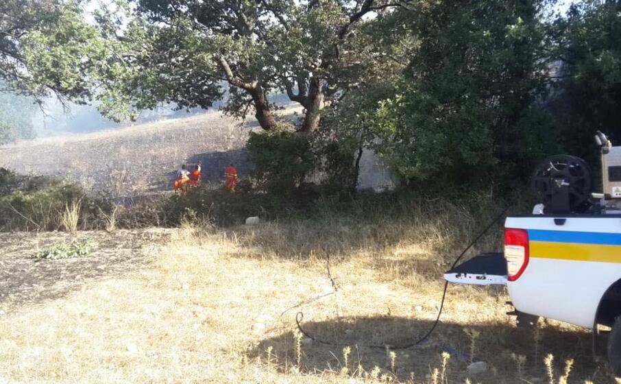 le operazioni di spegnimento dell incendio (foto l unione sarda pintori)