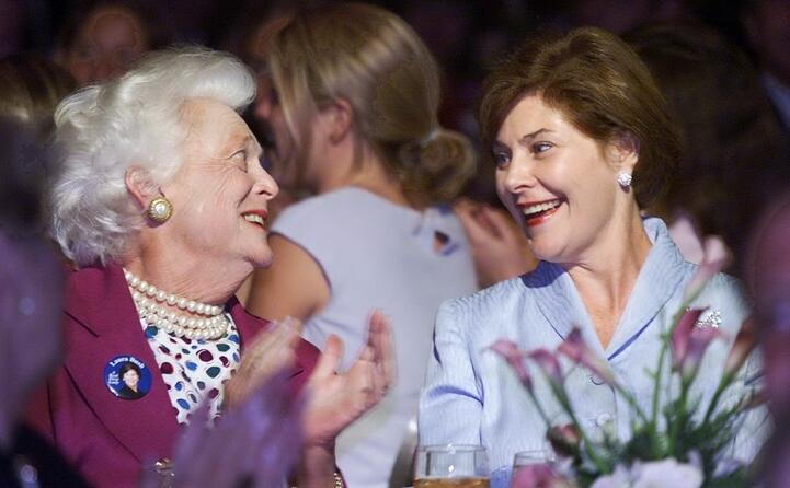 sua madre barbara e sua moglie laura