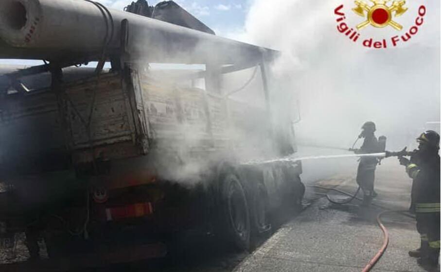 le operazioni di spegnimento del fuoco (foto vigili del fuoco di nuoro)