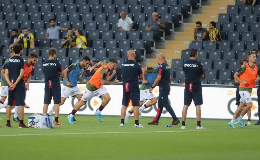 il riscaldamento (foto cagliari calcio)