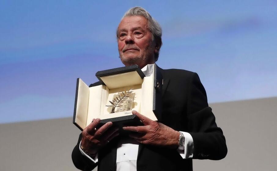 alain delon col premio a cannes (archivio l unione sarda)