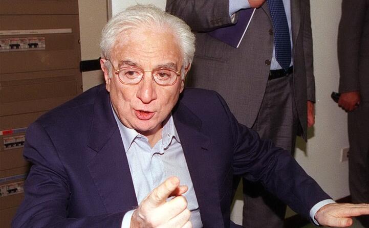 francesco cossiga all epoca presidente della repubblica fu duramente attaccato dal sindaco di bari per il trattamento dei migranti definito disumano (tutte le foto sono ansa)