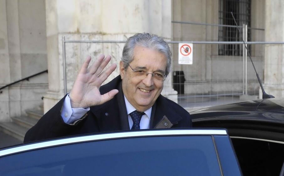 il ministro fabrizio saccomanni lascia la sede del ministero dell economia al termine del passaggio di consegne con il nuovo ministro pier carlo padoan il febbraio 2014
