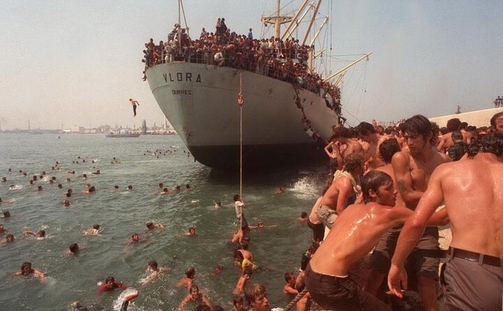 la nave era partita da durazzo dirottata dai migranti in fuga da un albania nel caos dopo la caduta del regime comunista