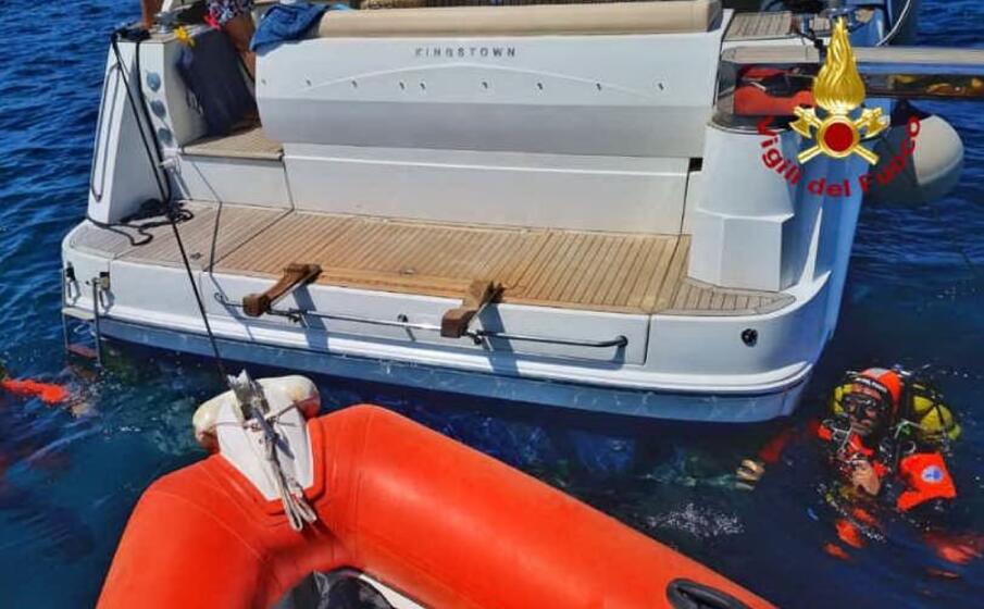 lo yacht rimasto incagliato (foto vigili del fuoco)