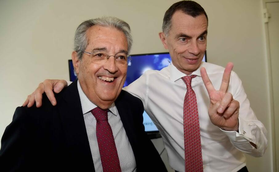 un altro scatto con mustier alla conferenza stampa della semestrale di unicredit