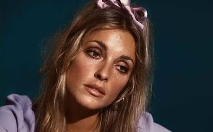 sharon tate muore assieme ad altre quattro persone