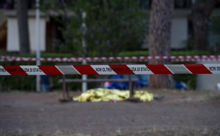 il corpo di fabrizio piscitelli assassinato mercoled a roma (ansa)