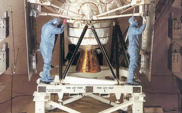la navicella viene spedita dallo space shuttle per analizzare il pianeta