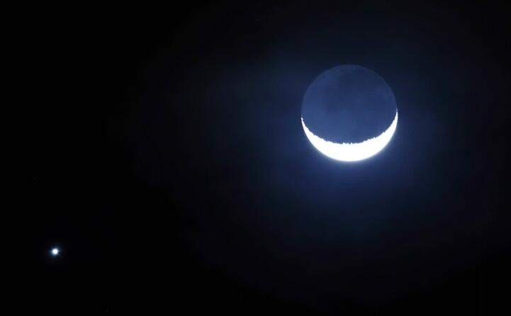 venere si sovrappone alla luna
