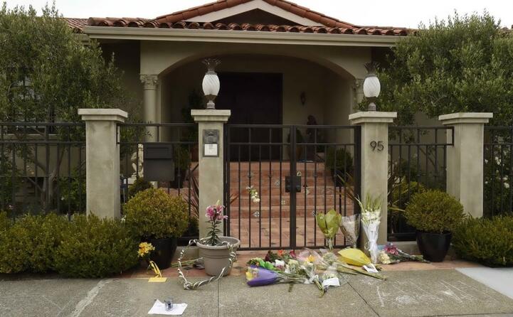 la casa dell attore dove i fani hanno deposto fiori
