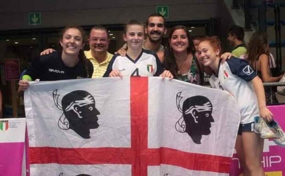 da sinistra le azzurrine martina sitzia luisella podda e valentina davoli con gli ex hac nuoro mattia mancini e sofia belardinelli (foto vanna chessa)