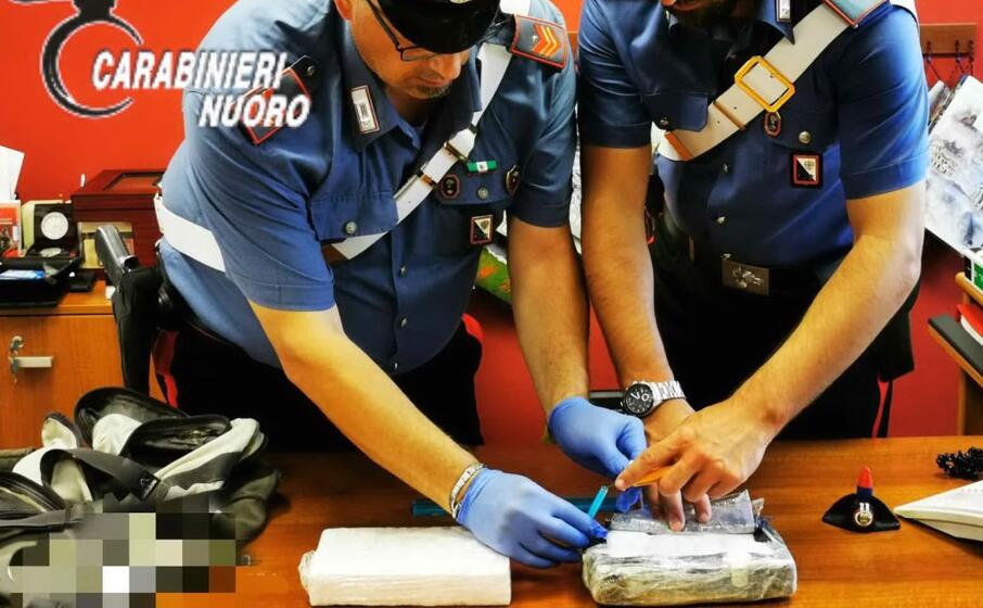 i panetti di droga (foto carabinieri)