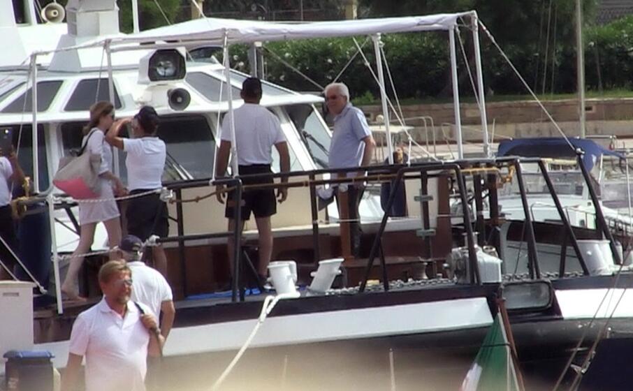 uno scatto del presidente della repubblica a la maddalena (ansa)